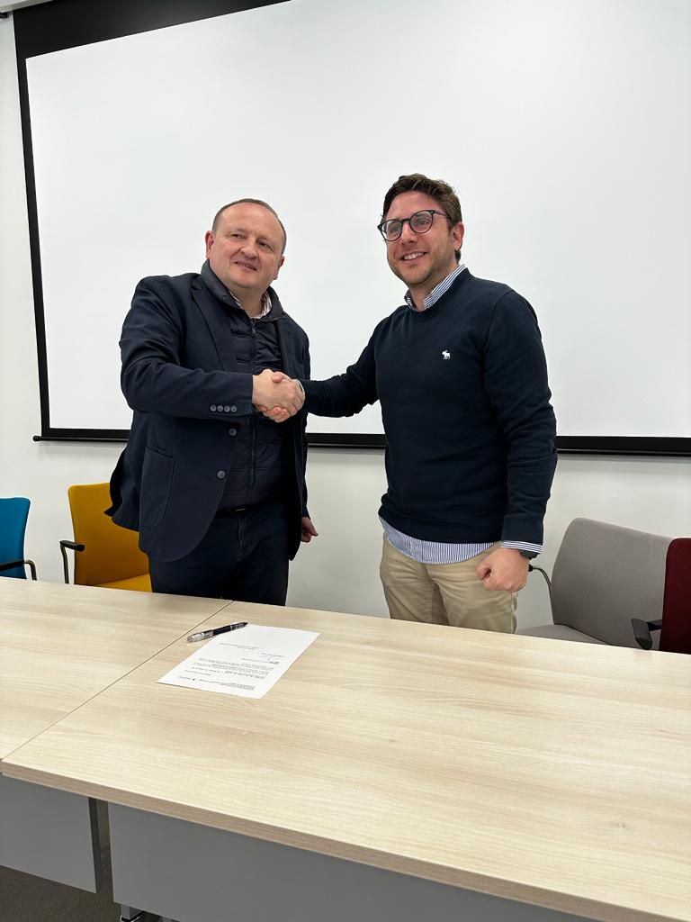 MARedondoR's tweet image. Hacemos entrega de llaves de naves a dos empresas en la factoría industrial de Villaverde.  La puesta en marcha de esta factoría forma parte de la estrategia industrial del @MADRID . Un sector estratégico que crea empleo de calidad.

#MadridMotorEconómico 
#FabricadoEnMadrid