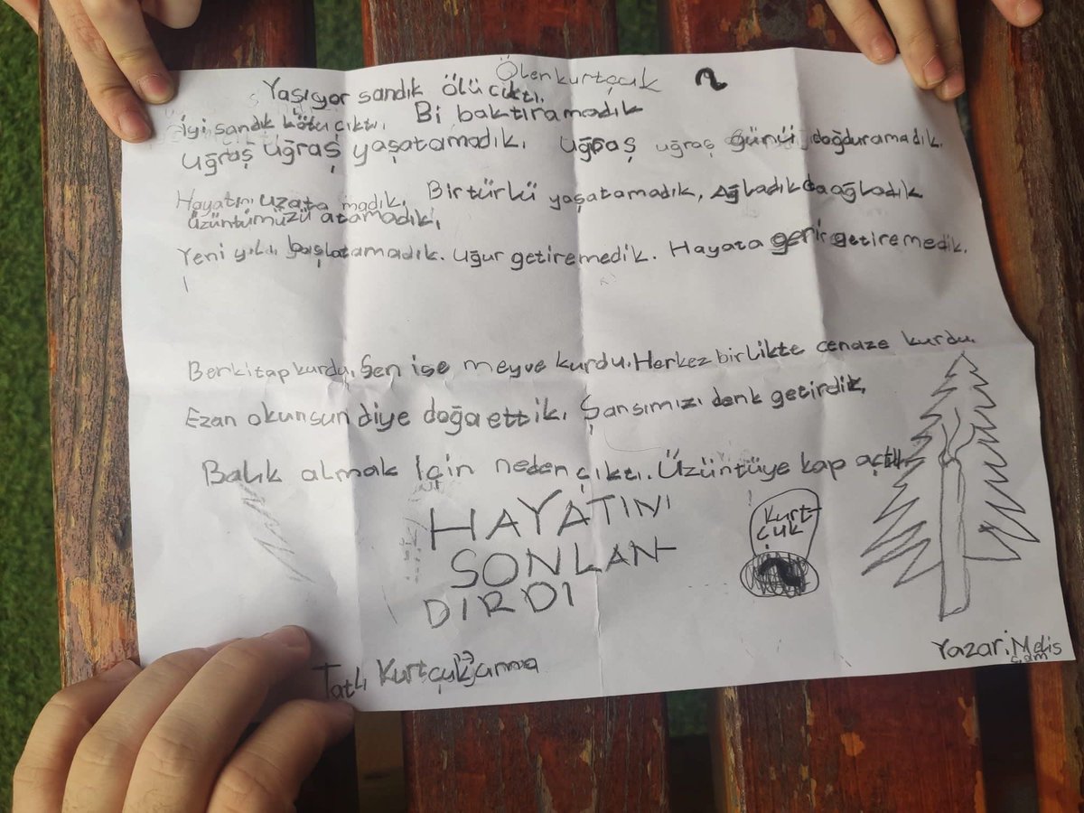 Bir ilkokul öğretmeni,5. Sınıfa giden öğrencisinin, yanlışlıkla ezdiği karınca için okulun duvarının dibine yaptığı mezarı paylaştı 🥹2. fotoğrafta ise bir anne kızının okul bahçesinde ölen solucana yazdığı şiiri paylaşmış. Canlıları ayrım yapmadan önemseyen bir nesil  yetişiyor.