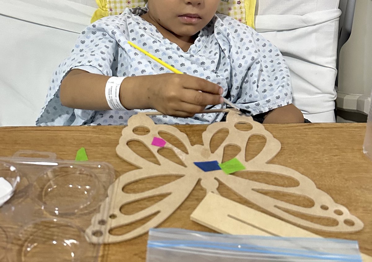 Arts in healthcare programs like STA are an extremely necessary part of the healing process. They belong in hospitals, as they improve the overall health of patients and instill positive emotions in them. ❤️ #artsinhealth #healthcare #hospital #art #artsinmedicine #pediatrics