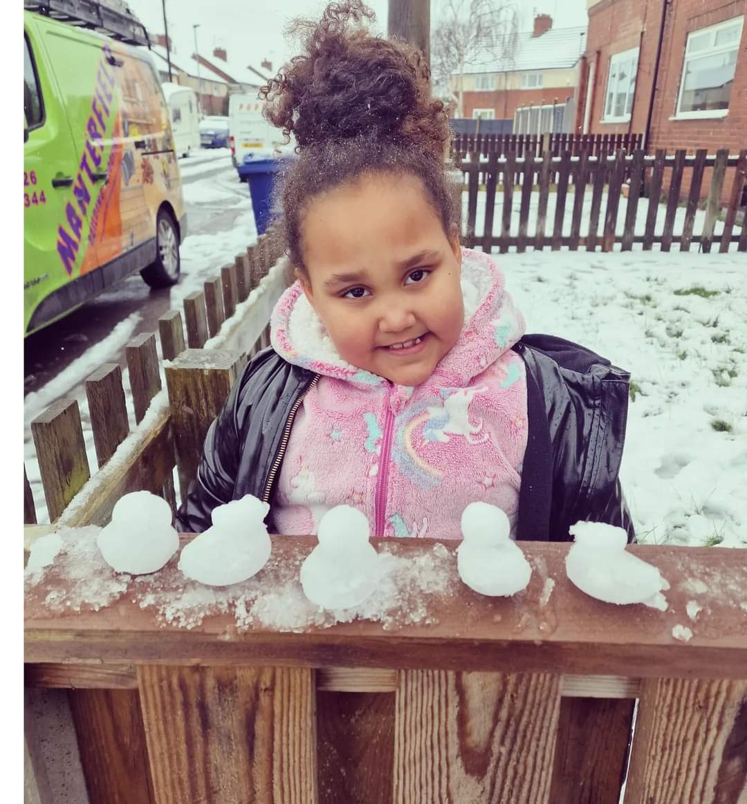 carlyjadeOx's tweet photo. @OPA_LGR_Y1SB Nevaeh enjoying the snow ❄️😍🐤 https://t.co/m2TsbpqOLK