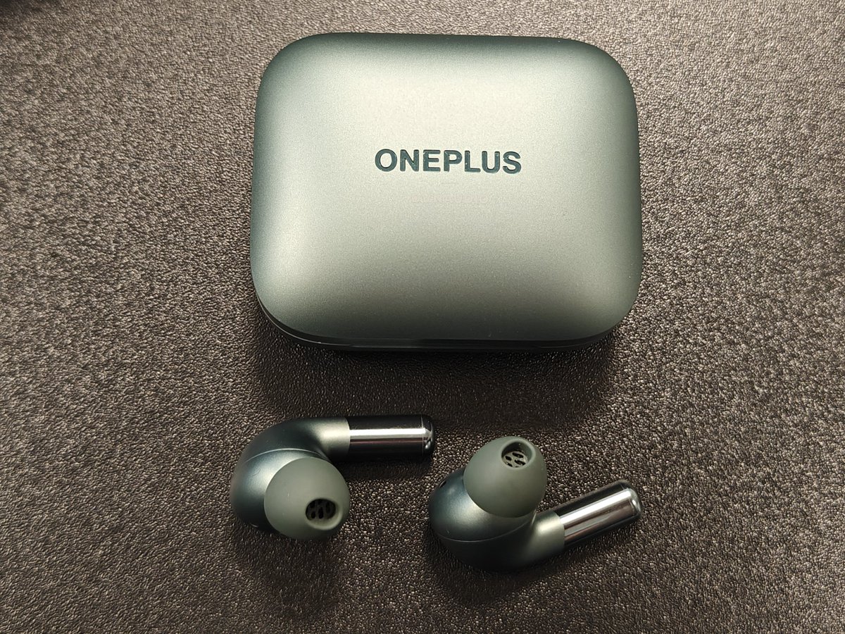 GadgetsSpec's tweet image. I must admit these earbuds are really comfortable and they sound GREAT!! The bass hits too!  #ShotOnSnapDragon #OnePlus11  #oneplusbudspro2 #OnePlus