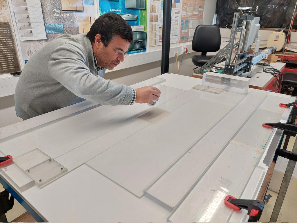 JoaoCDuarte's tweet photo. We are starting to prepare the experiment 🛠🔧🔩⚙️🪛 with @LisbonStructGeo #analoguemodelling #tectonics https://t.co/Zpmpls5kiW