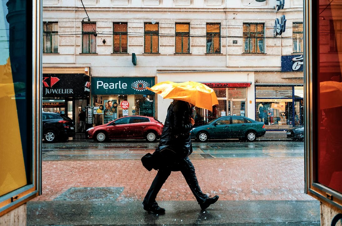 MeteoNewsAG's tweet photo. Den #Regenschirm sollte man heute gut festhalten, oder am besten gleich bei der Kapuze bleiben. Heute Morgen reichte es auf dem #Bantiger z.B. bereits für eine Orkanböe. Weitere Messwerte gibt es im Liveticker: https://t.co/XqNQRR4jG0 Warnungen: https://t.co/ByWBYLyafN (gz) https://t.co/RzcO7ar1F6