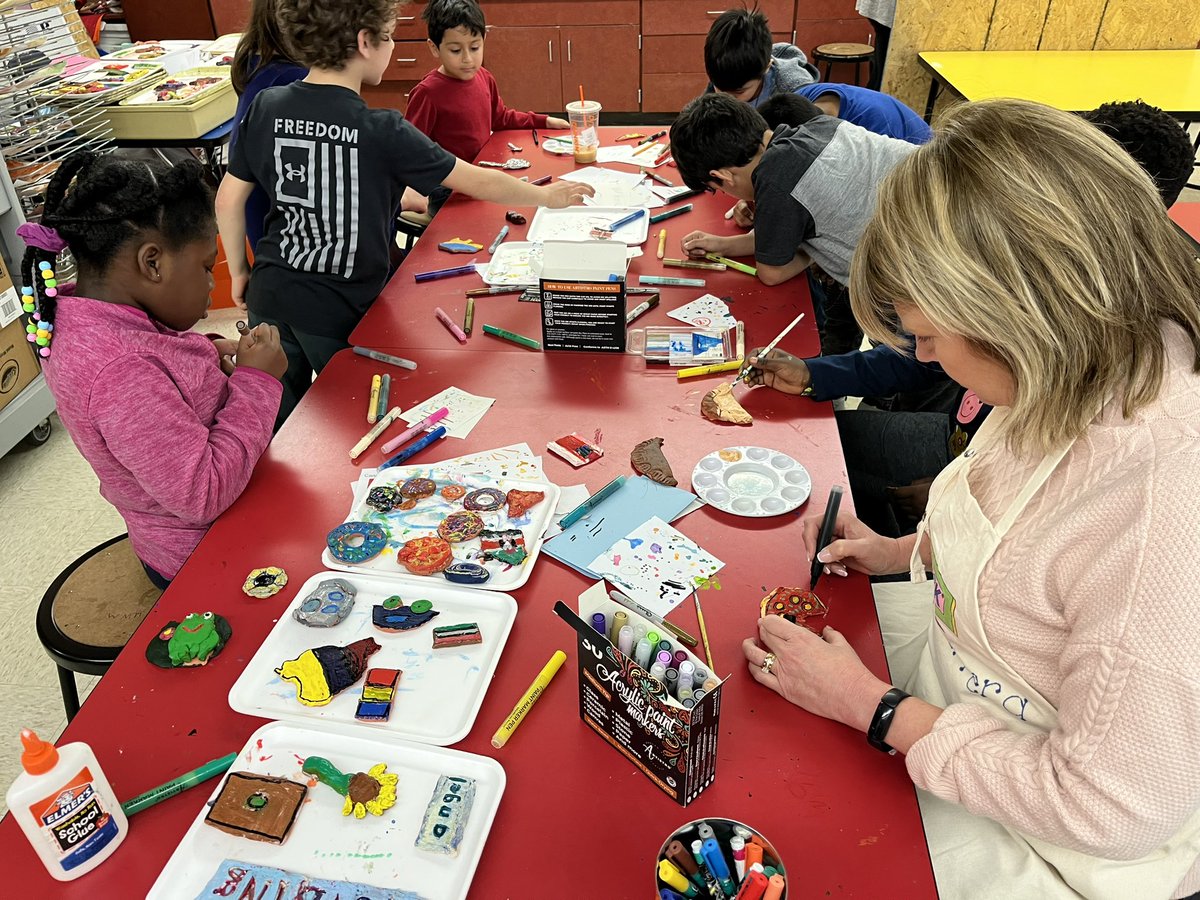 wcbartroom's tweet image. Our cultural diversity mural is coming to life! Visiting artist “MK” has been quite busy w/staff &amp;amp; students! Kids love looking at all of the foreign coins which have been donated &amp;amp; will be used in our mosaic background. Thank you to all who donated! @wcb_principal @yaaflorg