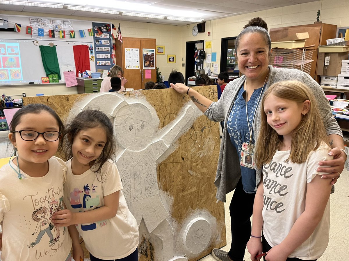 wcbartroom's tweet image. Our cultural diversity mural is coming to life! Visiting artist “MK” has been quite busy w/staff &amp;amp; students! Kids love looking at all of the foreign coins which have been donated &amp;amp; will be used in our mosaic background. Thank you to all who donated! @wcb_principal @yaaflorg