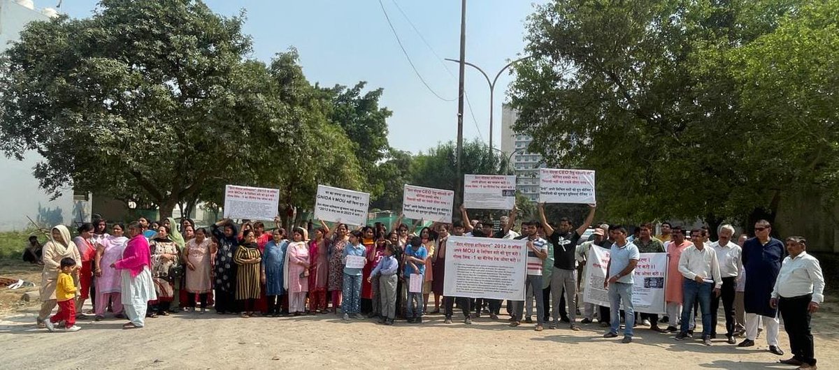 surendrao's tweet photo. @OfficialGNIDA @CMOfficeUP @DhirendraGBN @JaswantSainiBJP @myogiadityanath @NandiGuptaBJP @tejpalnagarMLA @UPGovt @ChiefSecyUP @dr_maheshsharma ग्रेटर नोएडा प्राधिकरण की सबसे पहली और एकमात्र फ्रीहोल्ड कॉलोनी Golf Link 1 के निवासियों ने आज ग्रेटर नोएडा प्राधिकरण के खिलाफ प्रदर्शन किया।MoU व ब्रोशर की शर्तानुसार 2012 के बाद से मेंटेनेंस अधिग्रहण न करने की वजह से निवासियों मे गहरा आक्रोश है। @rituias2003 @MedhaRoopam https://t.co/t4ZS6XeKiW