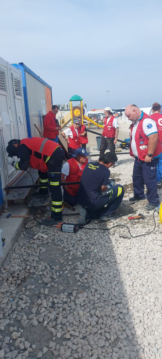 EmergenciasMad's tweet photo. Ya está en #Iskenderun el tercer relevo del #EquipoSTART @AECID_es .
Cerca de 6000 pacientes han sido atendidos en el #HospitalStart.
Los @BomberosMad desplazados continúan realizando tareas logísticas.
¡Gracias a todos por vuestra ayuda a los afectados!
#TerremotoTurquia https://t.co/CAAiEVmFoG