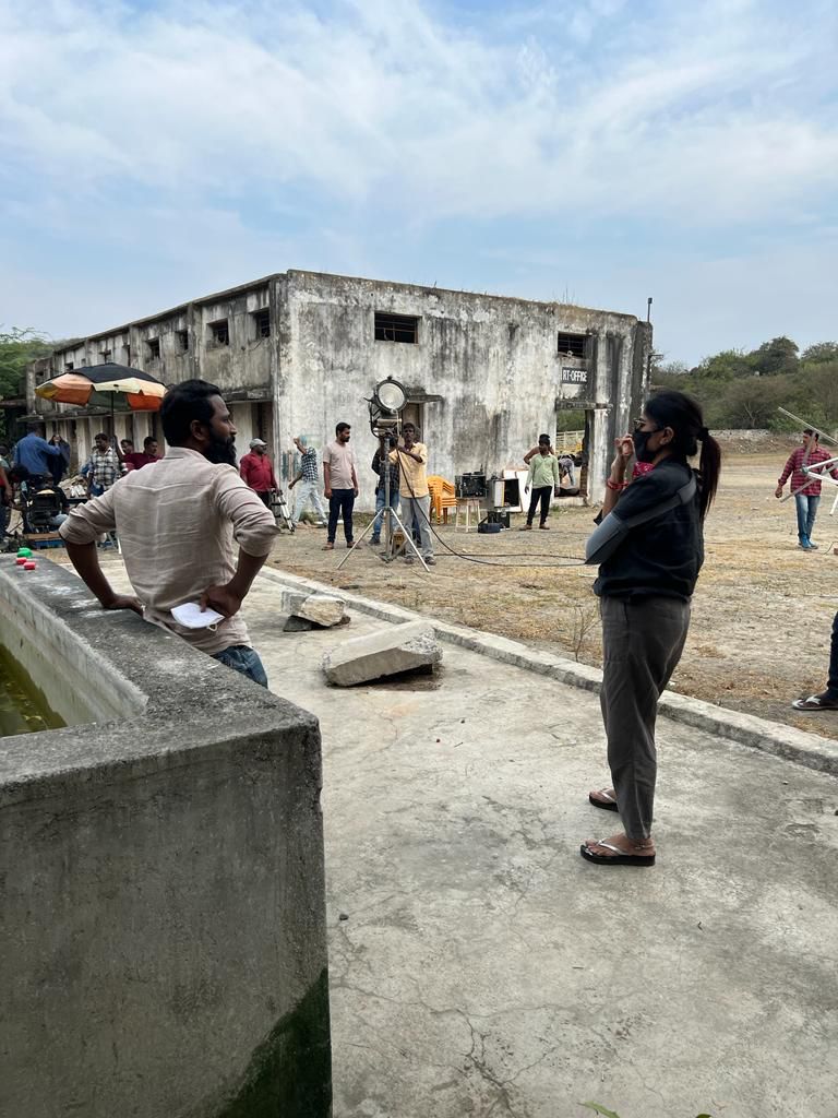 Sudha_Kongara's tweet photo. Out of my gloomy break #viduthalai ✊🏾
On what my buddy says is his “definite last day” of shoot! 😎 #VetriMaaran https://t.co/ZpSWhdyMQ3