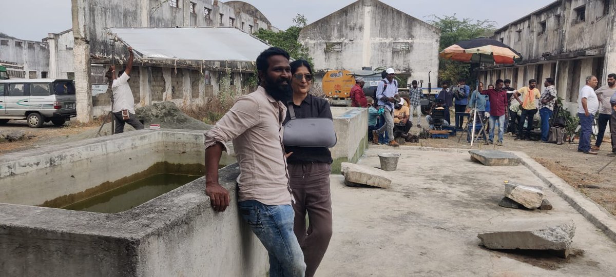 Sudha_Kongara's tweet photo. Out of my gloomy break #viduthalai ✊🏾
On what my buddy says is his “definite last day” of shoot! 😎 #VetriMaaran https://t.co/ZpSWhdyMQ3