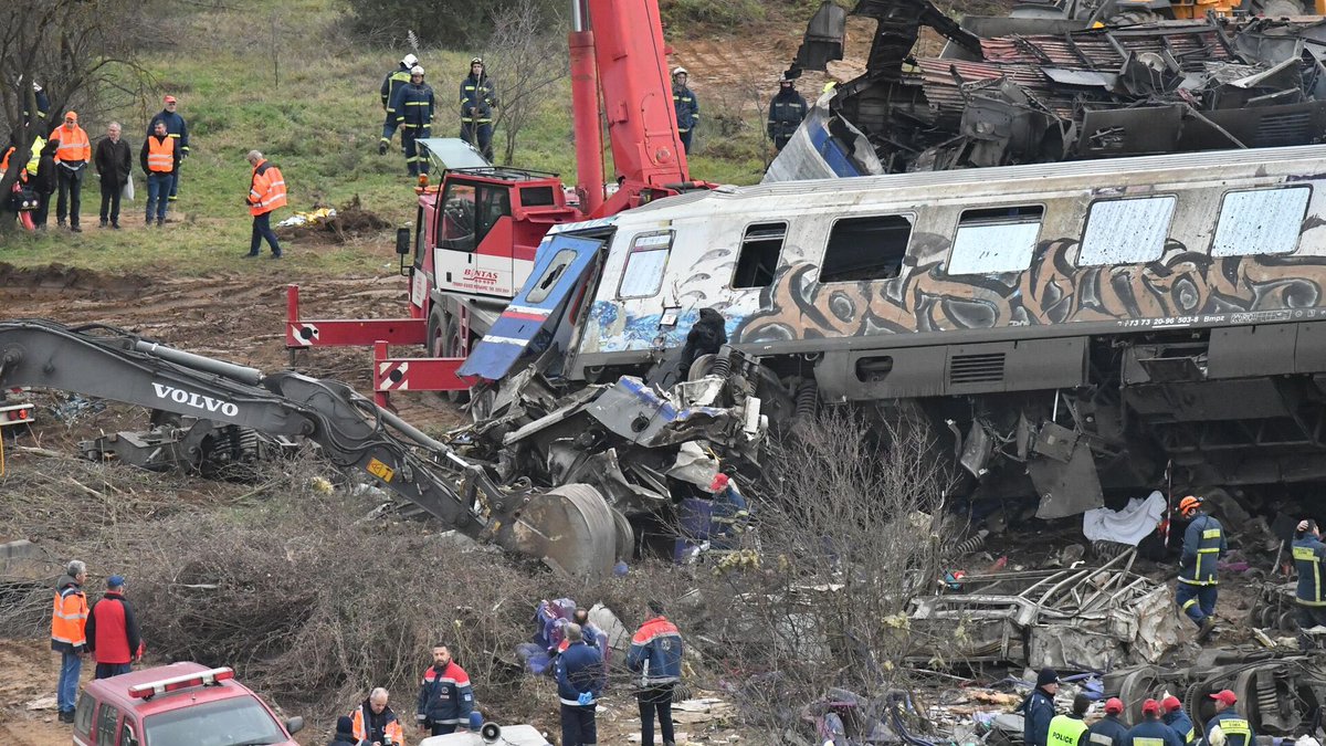 CapaMag's tweet photo. Yunanistan’da 57 kişinin ölümüyle sonuçlanan ve tüm ülkeyi yasa boğan tren kazasının yankıları sürerken, eski Kalavrita Metropoliti Amvrosios'un açıklaması gündeme oturdu. Yunan din adamı, tren kazasına ülkedeki bir karnavalda işlenen günahların sebep olduğunu ileri sürdü. https://t.co/TBDaMigI4a