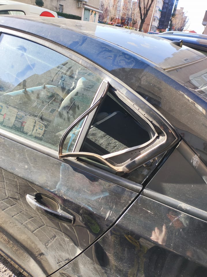 Al salir para la Japan weekend  de barna, nos hemos encontrado el coche con una ventana rota. Han robado parte de la mercancía. Si veis algún artículo mío por wallapop o donde sea por favor avisadme. Las maletas son roja grande de salvador bachiller y una pequeña verde greenwich.