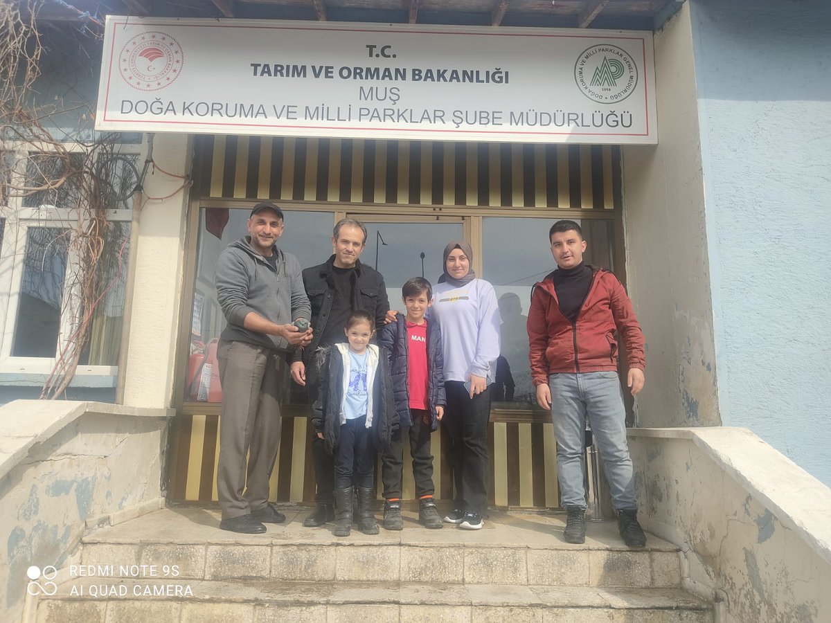 Yolda yaralı olarak buldukları güvercini Şube Müdürlüğümüze teslim eden Erhan YILMAZ ve ailesine duyarlılıklarından dolayı teşekkür ederiz. 
    Güzel yürekli insanlar iyi ki varsınız...