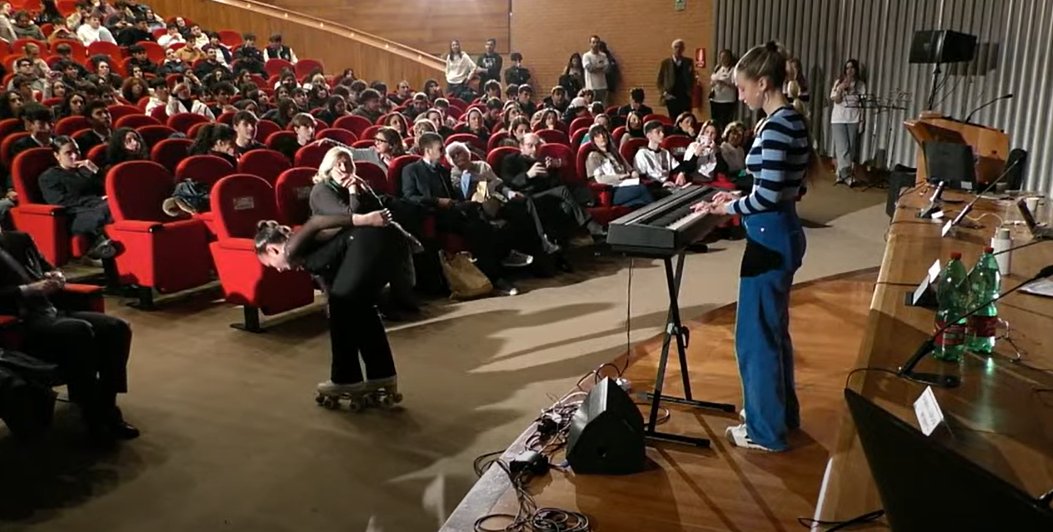 UnistemYesNa's tweet photo. #Unistem2023 protagonisti dello "Show totipotente" gli studenti che portano in scena ##arte, #musica, #pattinaggio e #scienza. Grazie agli studenti dei licei: Labriola (NA), Alberti (NA), Mazzini (NA) e don Milani (Gragnano, NA) per i loro interventi. @Unistem2023 @UninaIT https://t.co/35TUSPuoxa