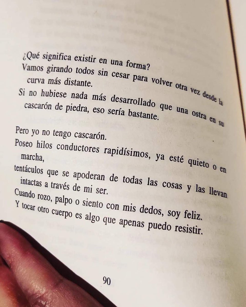 unatalmeloparra's tweet photo. Mi temblor favorito 😏

"Y tocar otro cuerpo es algo que apenas puedo resistir". 

Whitman ✨

.
.
.
.
.
.
.
#waltwithman #whitman #cantoamimismo #poesía https://t.co/WSBPERlrzj