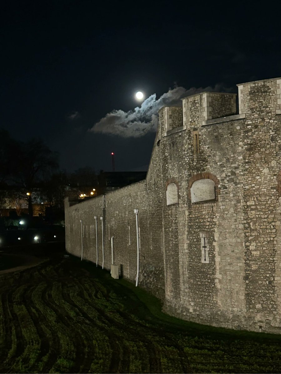 astraldesignltd's tweet photo. I forget the influences that have brought me here
I’m now resolved paying more attention starting with #influencers #naturallight #toweroflondon #moonlight #fullmoon #londonatnight #towerhill #lightingdesign #stagelighting #lightart #nofilter #cloud #wierwolvesoflondon https://t.co/mlvCAhwlUm