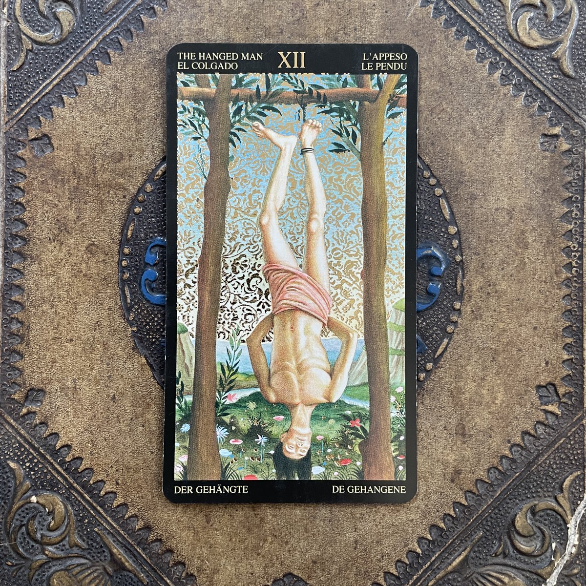 nicoalquimia's tweet image. L'Arcane du Tarot, le Pendu, nous rappelle que parfois la sérénité peut se trouver dans l'épreuve. Ne vous découragez pas et cherchez cette paix intérieure qui vous attend. #Tarot #Pendu #RecherchedelaSerenite