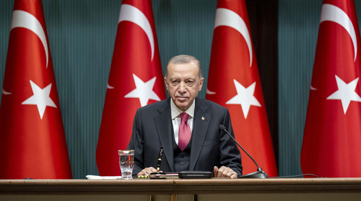 BirGun_Gazetesi's tweet photo. Erdoğan: Bu seçimde Cumhur İttifakı olarak kendimize hazırladığımız bütün müzikleri yasaklıyoruz. Müziksiz bir kampanya olacak
https://t.co/trJW8lAPKu https://t.co/0rh0Roe5qX