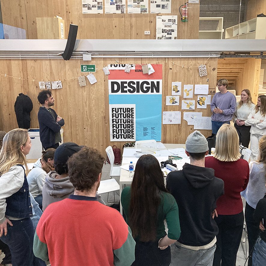 _KUNSTHAL's tweet photo. .
.
.
VISITA DE, Y TALLER CON, la FACULTAD de INGENIERÍA de DISEÑO INDUSTRIAL de TU DELFT
Tutoran Lucas Abajo &amp; Laxmi Nazabal @MukaLab 

Proyecto relámpago conjunto entre los estudiantes de la facultad de Delft y de 2° de Diseño de Producto de nuestro Centro.
.
.
. https://t.co/0LRDwlYlna