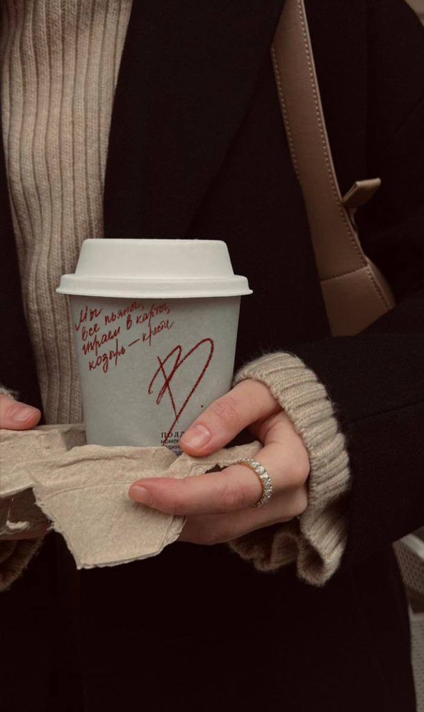 Жизнь полна сюрпризов. 
Иду с одной пары на другую, подбегает ко мне какой-то ребенок, даёт в руки стакан, просит сфотографировать, мол доставлено, и убегает.
Простите, а можно хоть какие-то пояснения? Что это значит?