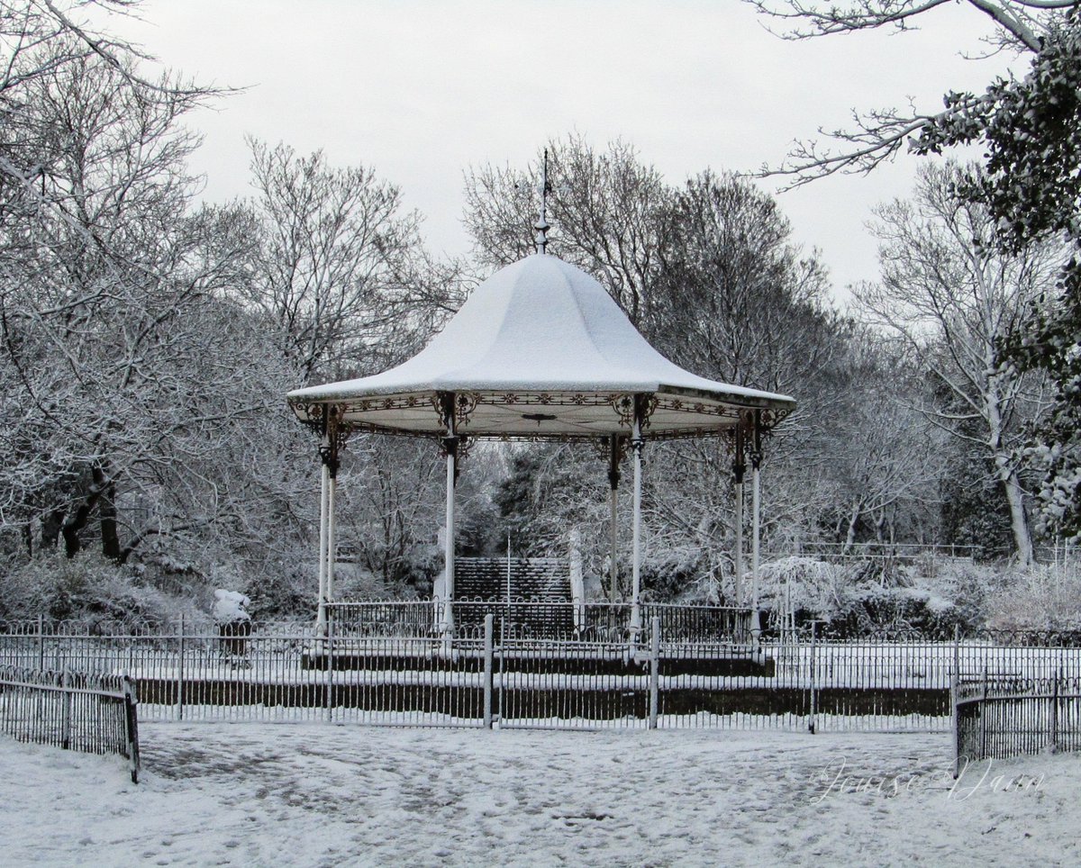 Loudann4's tweet image. What a way to start the day ❄️💖📷 @DerbyPark @GreenSefton_ @FieldsInTrust #LocalFavorite #beautifuldestinations #Robin #squirrel #TwitterNaturePhotography #TwitterNatureCommunity #naturelovers @Natures_Voice
