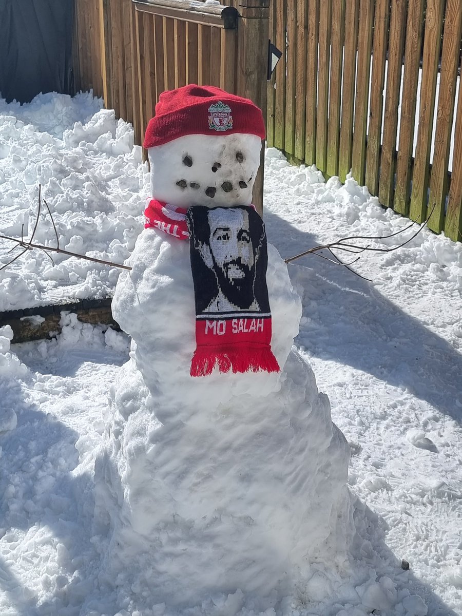 scooper147's tweet photo. Our snowman before the massive snowball fight started 🤣🤣 #MoSalah #KingofEgypt #LFC #loveasnowday #noschool #happykidshappymum https://t.co/pP3RUZhNaR