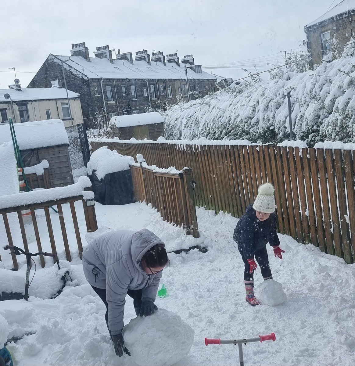 scooper147's tweet photo. Our snowman before the massive snowball fight started 🤣🤣 #MoSalah #KingofEgypt #LFC #loveasnowday #noschool #happykidshappymum https://t.co/pP3RUZhNaR