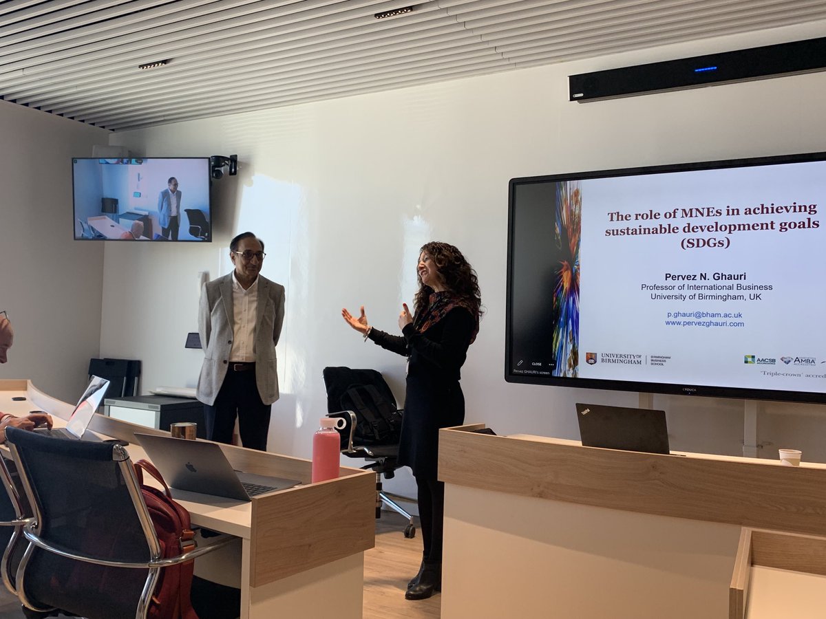 Research seminar starting ⁦@TBSbarcelona⁩ with prof ⁦<a href="/PervezGhauri/">MiRCΞA❤️👨‍👩‍👦🎾⚡️</a>⁩