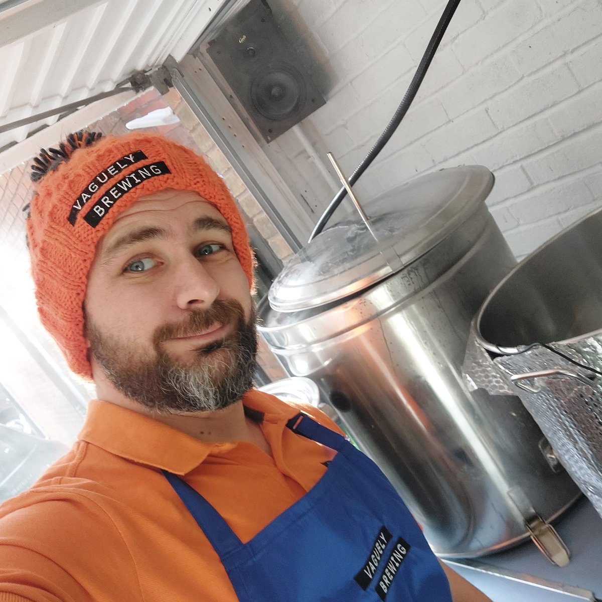 Back in action in #Bingham! #FKW for a few firsts today; first snowy brewday, first pilot brew of our new #Pilsner and first ever #SMASH recipe! That's Single Malt And Single Hop for the uninitiated! Cheers!  🍻 👍 ❄️ 🔵🟠
#VaguelyBrewing #nanobrewery #Nottingham #craftbeer #saaz