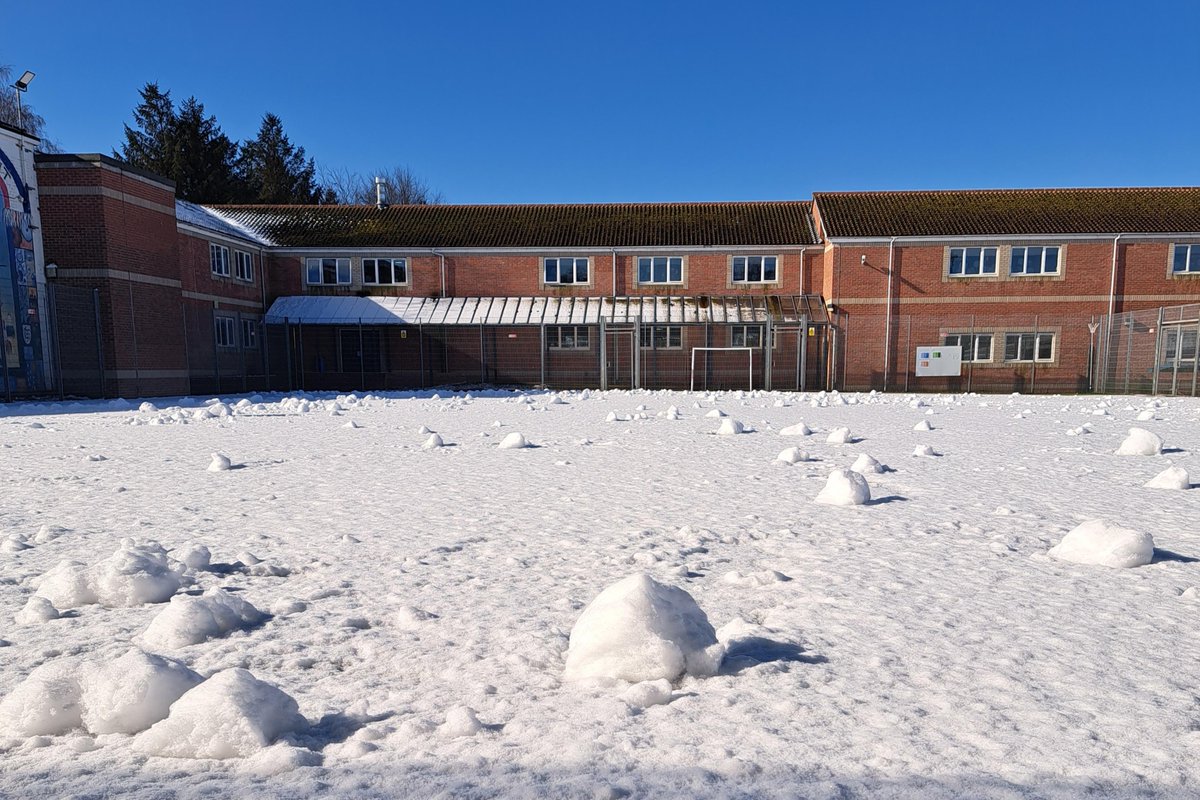 After a night of snowfall we discovered 100s of naturally occurring snow features on the yard this morning. ‘Wind snowballs’ are formed when snow falls on a thin surface layer of wet, loose snow. This slippery surface allow snowballs to form due to the action of strong winds.💨❄️