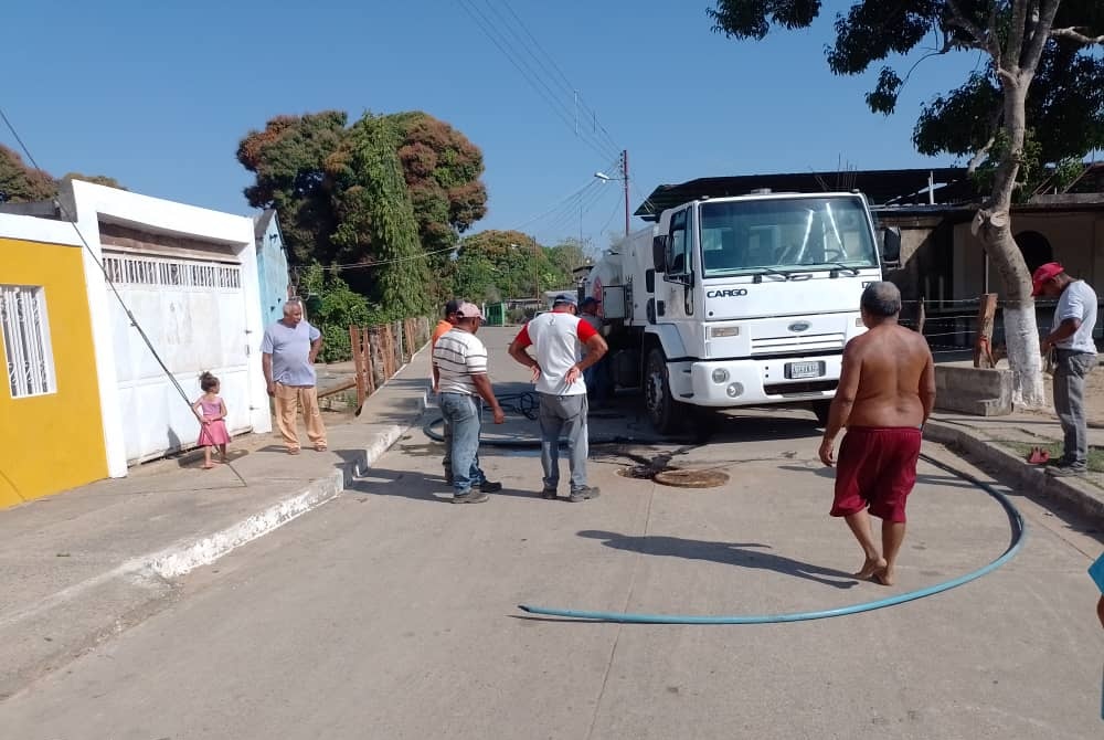#09Mar #Muñoz Nuestro personal de Agua y Ecosocialismo se mantiene realizando trabajos de mantenimiento preventivos en la red de aguas servidas, en tuberías y estaciones de suministro aguas blancas en la Pq Mantecal. 
<a href="/NicolasMaduro/">Nicolás Maduro</a>

👇
facebook.com/10007115059265…