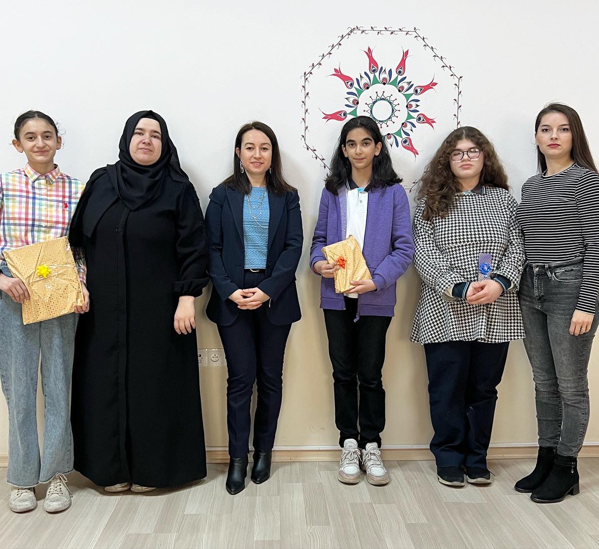 5. sınıflarımızda Kur’an-ı Kerim’e geçen ilk 2 öğrencimize,sınıflarında birinci dönem en çok kitap okuyan öğrencilerimize okul idaresi ve Öğretmenleri tarafından hediyeleri takdim edildi.Öğrencilerimizi ayrı ayrı tebrik ediyor,başarılı çalışmalarının devamını diliyoruz.