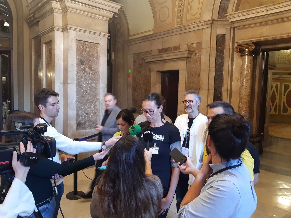la_IAC's tweet photo. Davant del Parlament per retreure al Govern i als partits "d'esquerres" que aquests pressupostos i la llei d'acompanyament són fum. Perpetuen retallades i no aporten solucions a Sanitat, Educació, Medi Ambient, Serveis Socials, etc.
Menys trinxar els país,
Més serveis públics! https://t.co/WccX8Kgctm