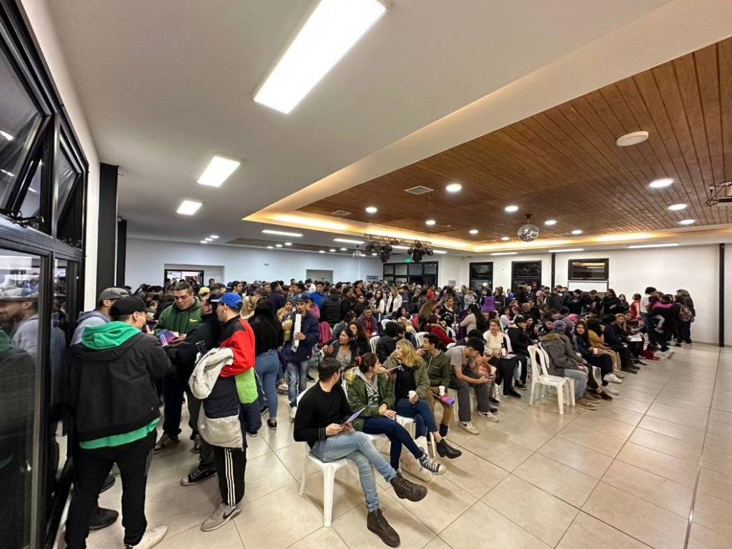 GustavoCintiTDF's tweet photo. Cientos de compañeros y compañeras compartimos ayer un hermoso momento en el salón del sindicato de trabajadores municipales de Ushuaia.
Es un gran orgullo y emoción, sentir el afecto y gratitud que manifiestan hacia el intendente @WalterVuotoTDF
@Ub_Conduccion
#ushuaia https://t.co/Kjyq43V74C