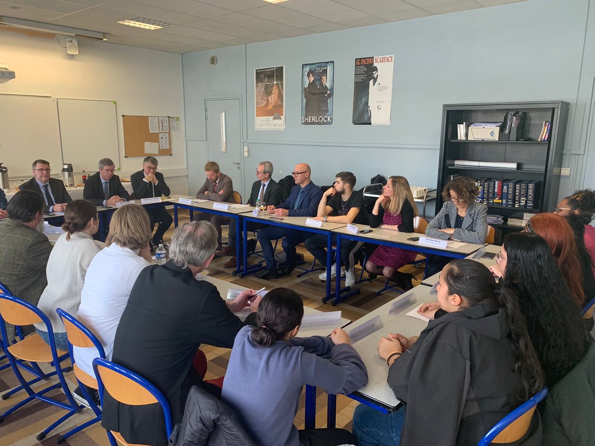 Au LP Marie Curie, le dispositif Avenir pro en lien avec @poleemploi_ara accompagne les élèves dans leur insertion professionnelle. Conseils, entretiens, accompagnement personnalisé : le recteur <a href="/DugripOlivier/">Olivier Dugrip</a> a pu échanger avec les élèves bénéficiaires de ce dispositif innovant