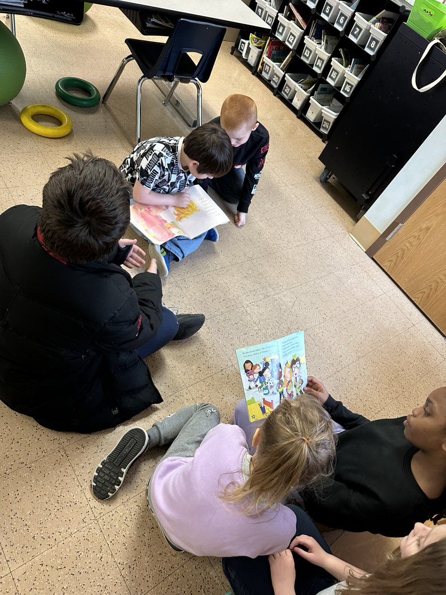 mrsnurski's tweet photo. More fun on Friday in first grade! Reading with our fourth grade buddies!!❤️ #letsread #atthebergh https://t.co/xlsz2wqlNx