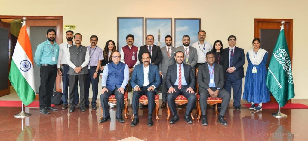 msTamimi's tweet photo. I am pleased to have met with the Chairman of the Indian Space Research Organization as well as the directors of the launch and satellites research centers. With the aim of  enhancing joint cooperation between the two countries in the future of the space sector. https://t.co/MYwFsdQfsX