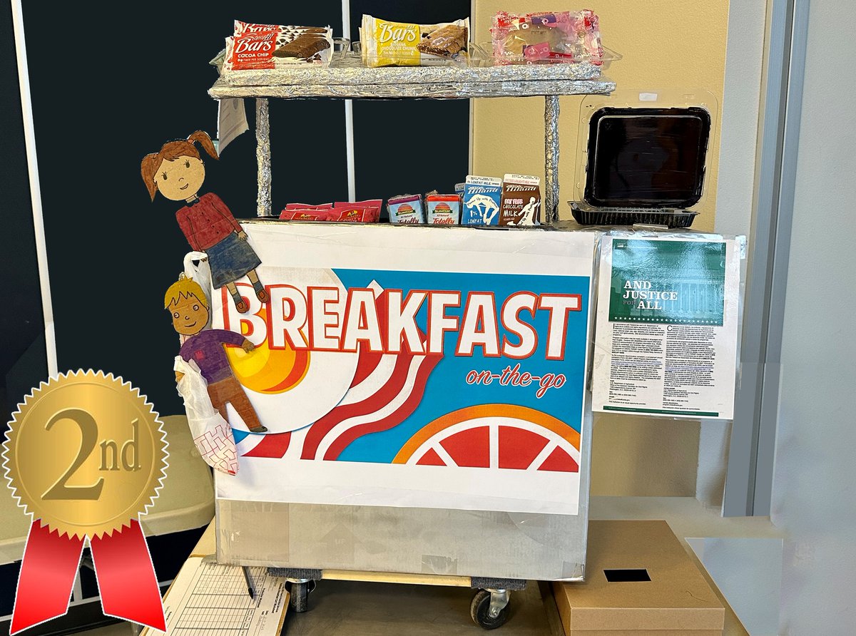 IrvingISD's tweet image. To celebrate #NationalSchoolBreakfastWeek, @IISDFoodService asked school cafeteria teams to create a counter display 🎨 using items from their kitchen. 

Congratulations 👏 to the top 3 winners:
🥇 @KeyesTigerCubs 
🥈 @Lamar_MS 
🥉 @Crockett_MS 

#NationalNutritionMonth