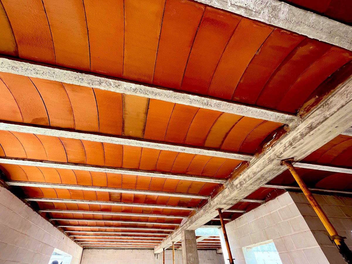 pablofarfan's tweet photo. Visita de obra a la casa bioclimática de La Cala, ya subimos la planta principal hasta ver el mar, llegan los bloques de tierra comprimida y pronto levantaremos la cubierta con la madera salvada del incendio de Sierra Bermeja #Málaga #NuevaArquitecturaMediterranea https://t.co/tv6CUBau3G