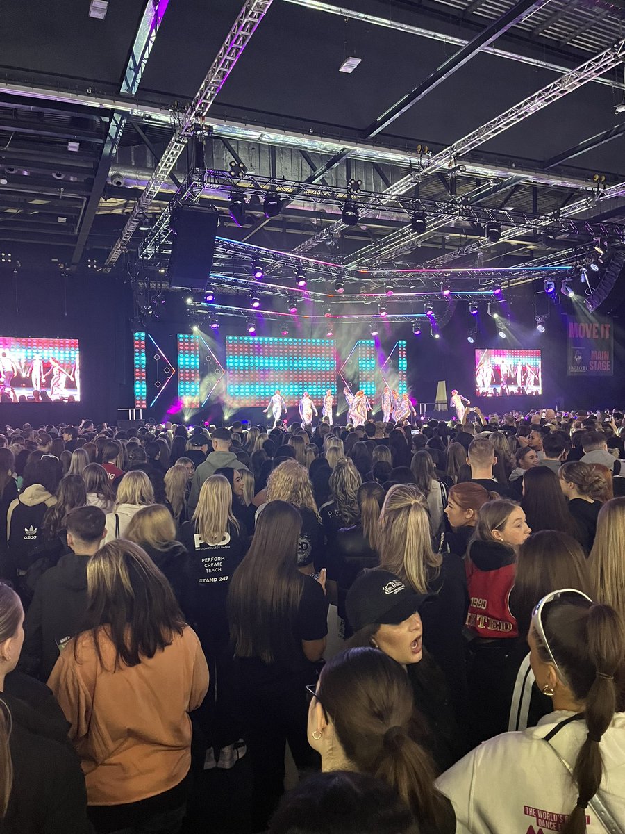 AHSDancedept's tweet photo. We’re back! 🤩💃🕺🏼👯‍♀️🤸‍♀️ @MOVEITSHOW @AylesburyHigh https://t.co/D7PhInf5wf