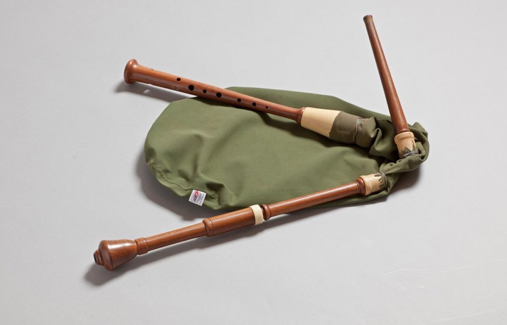 Celebrem el Dia Internacional de la Cornamusa amb aquest exemplar fet l’any 2006 per Xavier Orriols prenent com a model #iconografiamusical! #InternationalBagpipeDay 
cataleg.museumusica.bcn.cat/detall/fons_in…