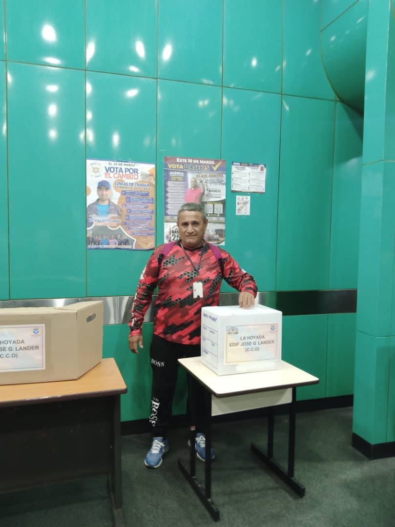 SitramecaB25's tweet photo. #10Mar || 🇻🇪 Aquí están los integrantes de la Plancha #Base25 ejerciendo su derecho al voto, la democracia participativa y protagónica se apoderó de los espacios del @metro_caracas
#SitramecaDecide
#MetroDeCaracas
Abrimos Hilo👇 https://t.co/lYydomCnEC
