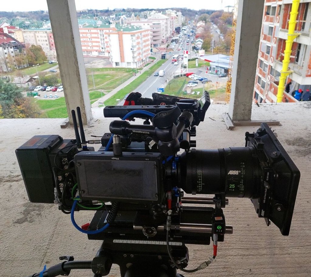 ARRI's Alexa Mini LF again 📽️🥰⁠
⁠
📸 IG: baneciric1970
⁠
#arri #arrialexamini #alexaminilf #largeformat #arrisignatureprimes #signatureprimes #steadybag #smallhd #mounting #cinema #assistantcamera #cameradept #cameradepartment #camerarental #cameramayhem #camerasetup⁠ #wcu4