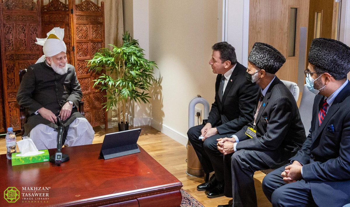 A warm smile is the universal language of kindness. Our beloved Imam Hadhrat Khalifatul Masih V greeting Canadian delegate after #PeaceSymposiumUK