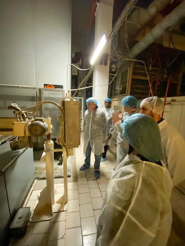mfjhollingworth's tweet photo. We started the week in #Mykolaiv, where we visited the ‘unbreakable bakery’: a woman-run business whose contract with @WFP helped it stay open through the war. Every day, this bakery produces 60,000 loaves of bread that help us feed thousands of people in the region. https://t.co/FT0KtQohjU