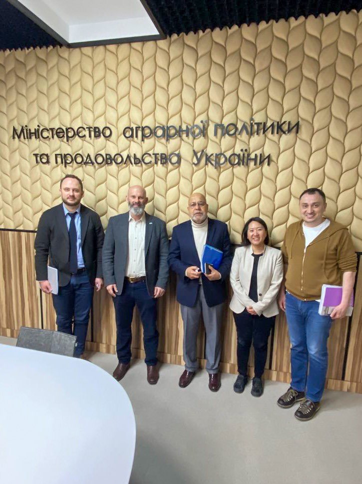 mfjhollingworth's tweet photo. While in #Kyiv, DED met with 🇺🇦Minister of Agrarian Policy Mykola Solskyi to discuss @WFP’s wider support to the agricultural sector ­­and upcoming harvests. So far, we have bought food from Ukrainian farmers for more than US$300 million - and this remains a priority this year. https://t.co/ymwxYEMgEM