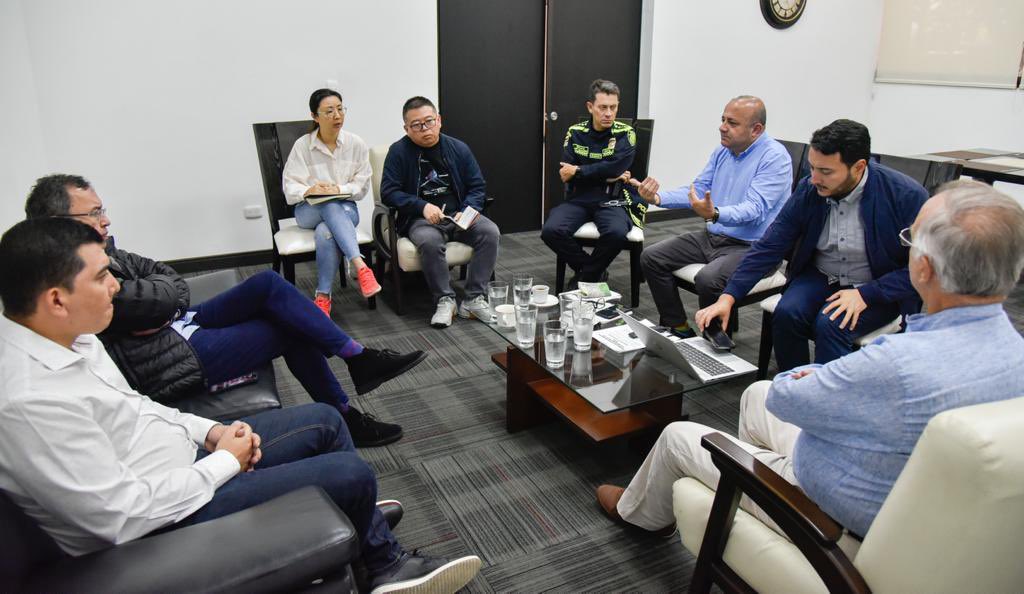 alfonsoprada's tweet photo. ⏰ #AEstaHora en Medellín junto con @mindefensa y @PoliciaColombia reunidos con el alcalde de Buriticá, Luis Hernando Graciano y empresarios revisando seguridad, movilidad y responsabilidad social en el municipio. https://t.co/jt37uRDZ1C