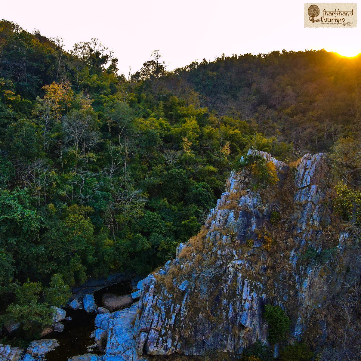 visitkoderma's tweet image. Vrindaha Fall in Koderma is perfect blend of elements of nature come together. It is nearly 20 kms from city rush. 
This is the spot where the melody of cascading water harmonizes with the rhythm of the rocks.

#jharkhand #dekhohamarajharkhand  #kodermatourism #visitkoderma