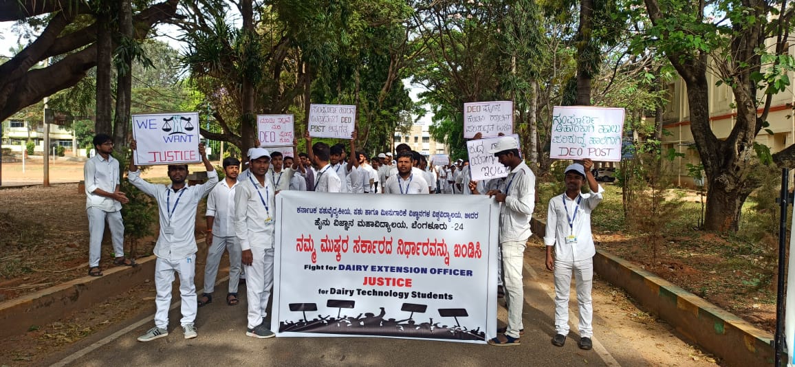 ManjunathaTv17's tweet photo. @BSBommai Fighting for dairy extension officer https://t.co/AjvNJpa0bb