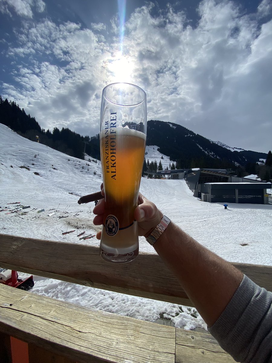 Sydmeister71's tweet photo. Of ik een après ski met mijn snowbeard matties als enige zonder alcohol vol houd? Ja hoor dikke prima.
0.0% weissbier of gewoon een Almdudler. No problemo….
#hyrox #fitbeard #snowbeards https://t.co/9oyAMkk7cJ