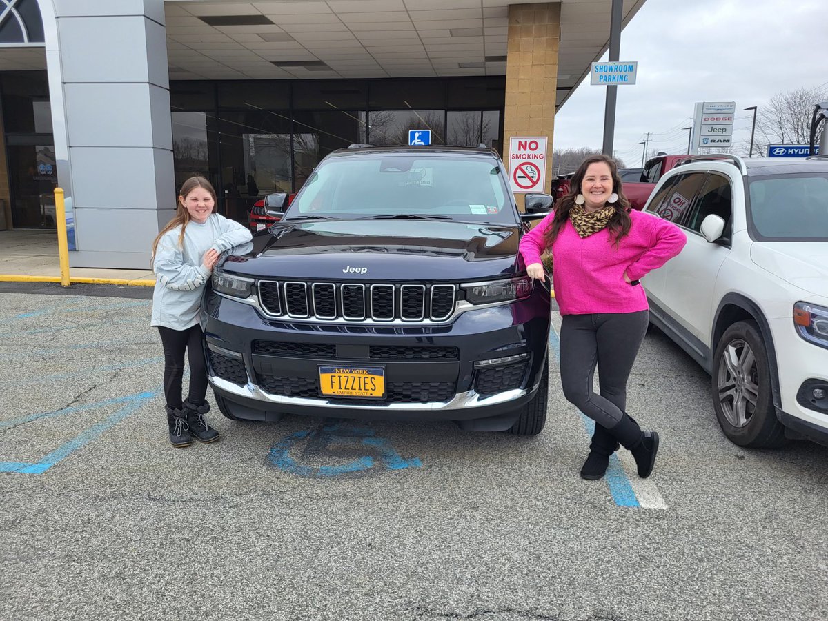 SureskyCDJR's tweet image. The Hollywood family is ready to walk the red carpet in their new #GrandCherokeeL ! ✨

#Jeep #SureskyCDJR #goshenny #middletownny